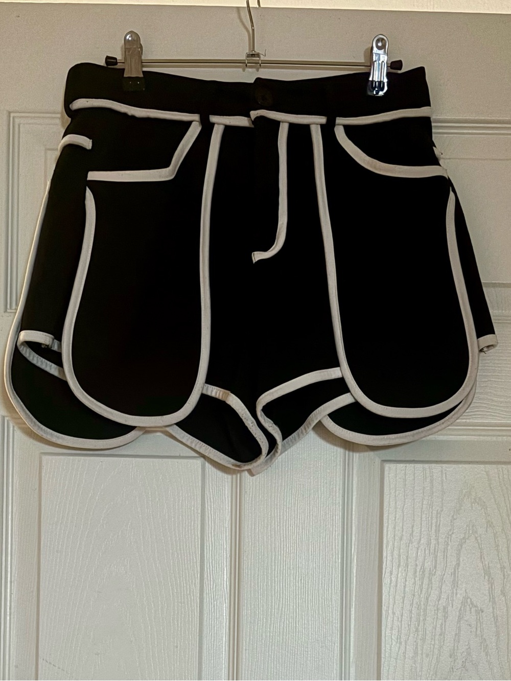 AKIRA Black detail shorts